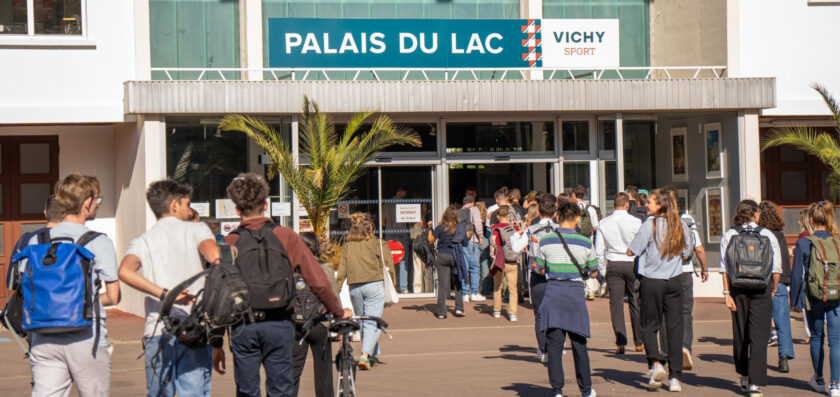 Concours nationaux sport vichy étudiants devant le Palais du Lac