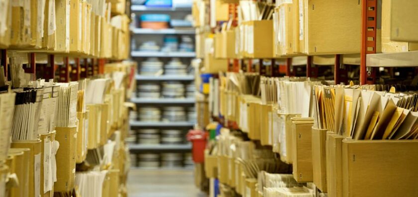 des rangées d'archives et de documents sur des étagères