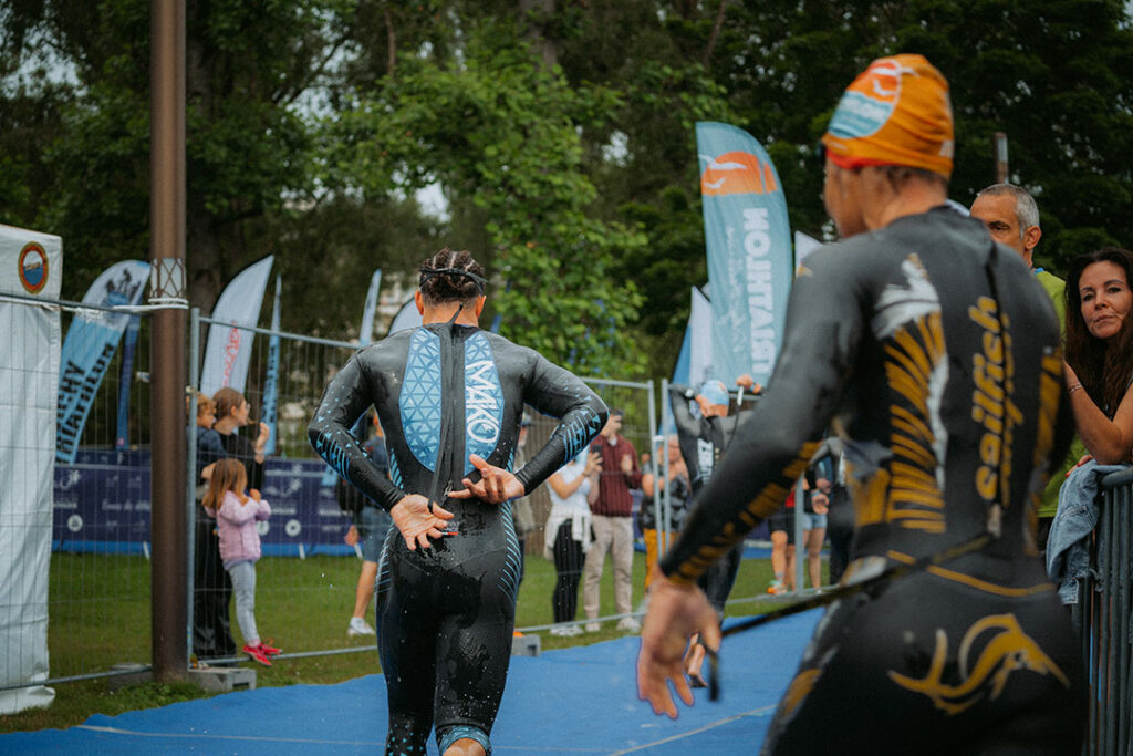 Triathlètes prêts à enchaîner sur leur course en vélo après avoir nagé