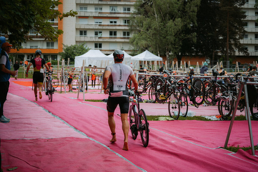Triathlète à l'arrivée de sla course en vélo