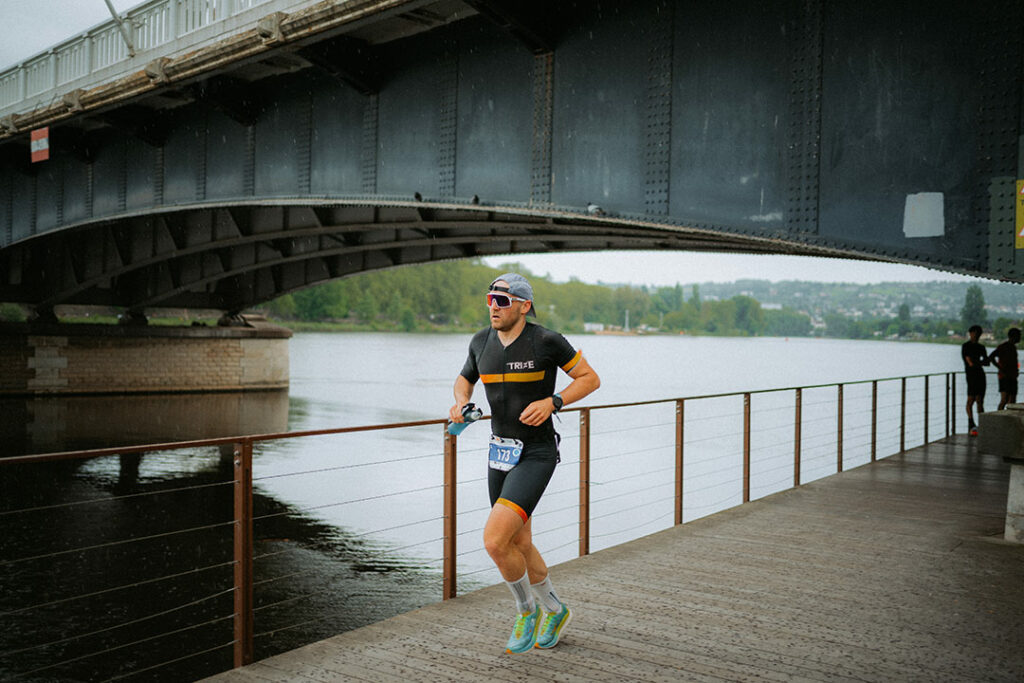 Triathlète courant sur les berges de l'Allier