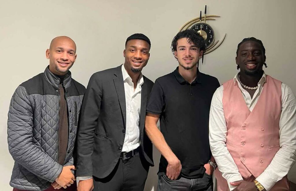 4 hommes souriants