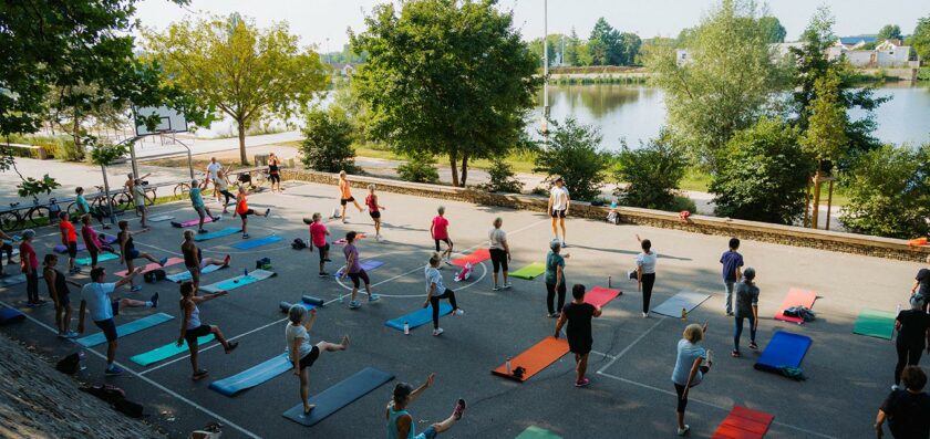 une séance de sport en plein air avec des personnes qui font du renforcement musculaire