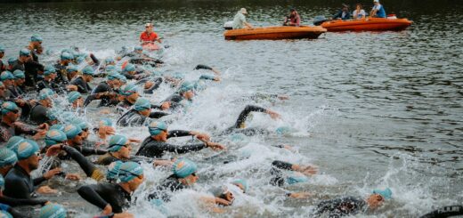 nageurs de triathlon dans une eau houleuse