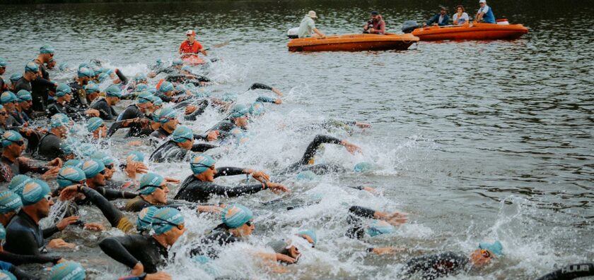 nageurs de triathlon dans une eau houleuse