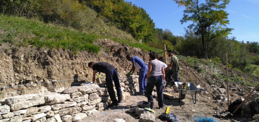 des ingénieurs travaillant à la réfection d'un muret