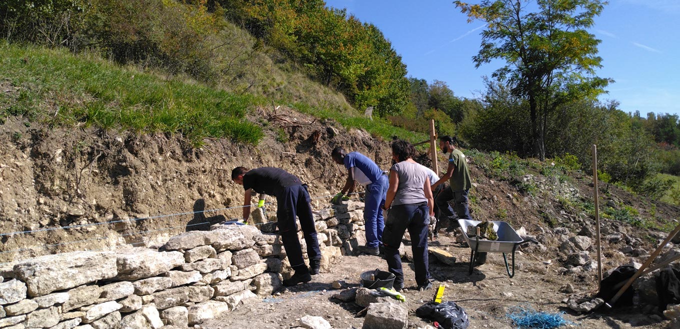 des ingénieurs travaillant à la réfection d'un muret