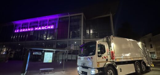 camion poubelle devant la façade du Grand Marché de Vichy