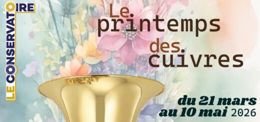 un décor floral avec un tuba