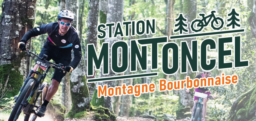 des personnes en VTT dans la forêt